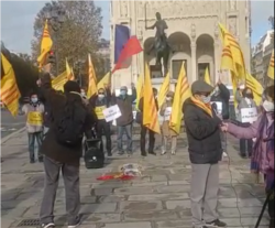 Nhóm Tinh thần Việt Nam Cộng Hòa biểu tình ở Paris ngày 4/11/2021. Photo by Nguyễn Sơn Hà.