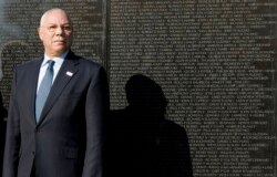 Ông Colin Powell thăm Đài tưởng niệm Chiến tranh Việt Nam, ngày 11/11/2007.