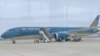 Máy Boeing 787 của Vietnam Airlines tại sân bay Fukuoka, Nhật để kiểm tra an ninh sau khi bị dọa bắn, ngày 5/1/2022. Photo by VNExpress.