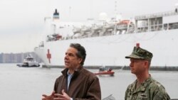 Andrew Cuomo USS Comfort Hastane Gemi önünde