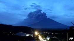 Ảnh Núi lửa Agung phun trào ở Karangasem, Bali, Indonesia, ngày 28/11/2017. 2017. (AP Photo/Firdia Lisnawati)